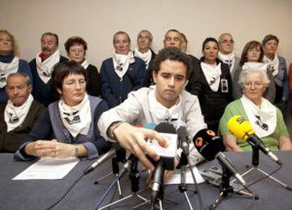 Miembros del colectivo Etxerat, durante su comparecencia de ayer en Vitoria.