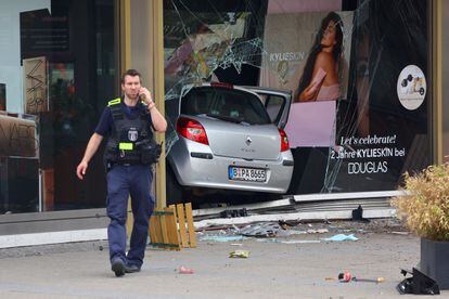 Al menos una persona ha muerto este miércoles y nueve han resultado heridas, seis de ellas muy graves, al embestirlas un coche en el centro de Berlín. El vehículo ha terminado estampado en el escaparate de una perfumería de la calle Tauentzien.