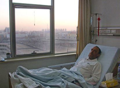 El español Óscar Garay, en su
cama del centro hospitalario
Número 1 de Tianjin (China).