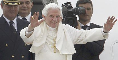 El papa Benedicto XVI se despide en la tarde de ayer de Madrid en el aeropuerto de Barajas, momentos antes de entrar en el avión que le condujo de vuelta a Roma tras cuatro días de estancia en España.