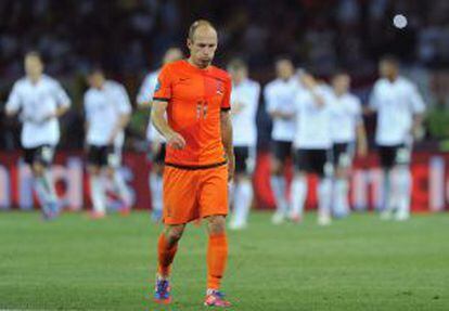 Robben se lamenta tras un gol de Alemania.
