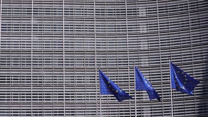 Tres banderas de la UE, en abril de 2021, frente la sede de la Comisión Europea, en Bruselas.