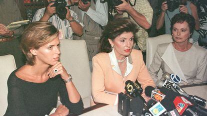 De izquierda a derecha, Kelly Fisher, su abogada Gloria Allred, y su madre durante una rueda de prensa el 14 de agosto de 1997, en Los Ángeles (EE UU).
