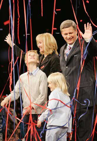 El primer ministro electo de Canadá, Stephen Harper, con su familia.