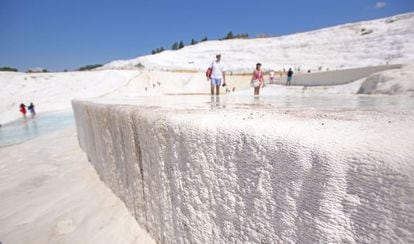 Paredes de caliza con forma de catarata de espuma blanca petrificada en Pamukkale, en Turqu&iacute;a. 