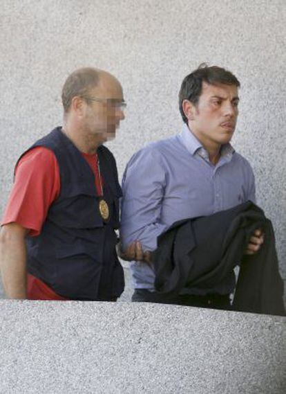 Alberto Quintana, gerente de Sermasa en Santiago, entra en los juzgados.
