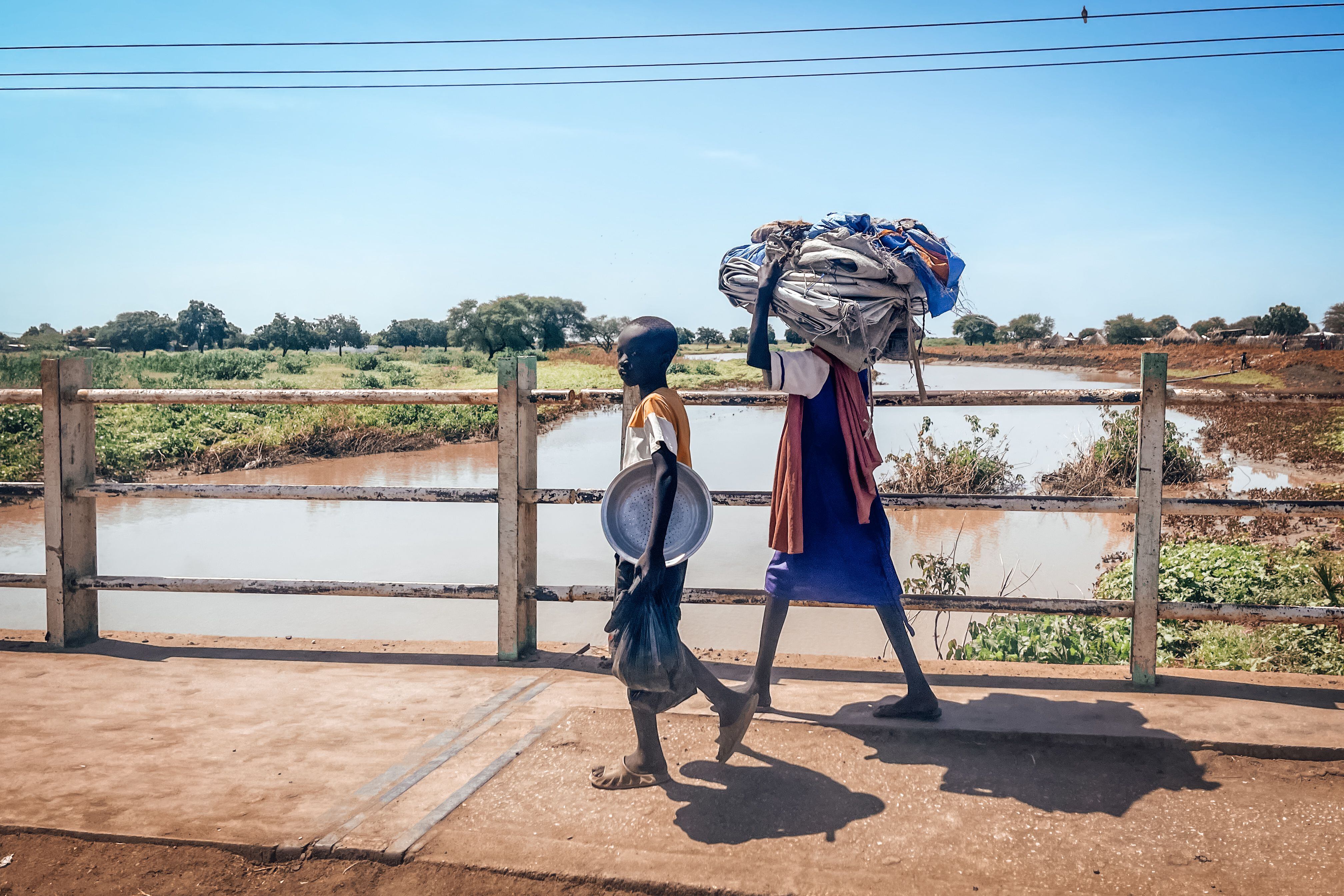 Las personas que llegan a Sudán del Sur huyendo de la guerra en Sudán llevan consigo todas las pertenencias que pueden cargar, que suelen ser escasas.