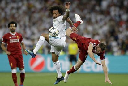 El jugador del Liverpool James Milner cae al suelo tras intentar controlar el esférico ante Marcelo.