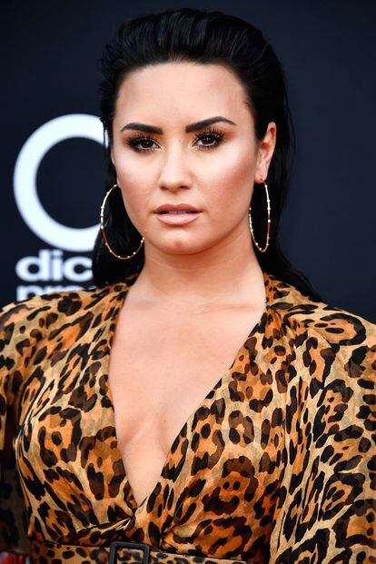 Demi Lovato -


“No era capaz de estar sobria. O estaba drogada o pensaba en las drogas”, afirmaba la protagonista del filme Camp Rock, una de las últimas en mantener vigente la ‘maldición de la chica Disney’ y que engloba a todas las estrellas infantiles que pasan por dramas personales. Este julio volvió a recaer de una adicción que comenzó cuando tenía 17 años y que a punto ha estado de costarle la vida. Ahora se recupera en un centro de rehabilitación. “Lo que aprendí es que esta enfermedad no es algo que se desvanece con el tiempo. Es algo que debo seguir superando y no lo he hecho aún. Voy a seguir peleando”, dijo en una carta abierta a sus seguidores.