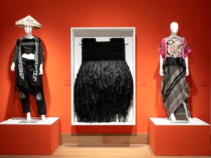 Tres de las 145 piezas de la exposición 'Diseño en femenino', en la Fundación de Casa de México.