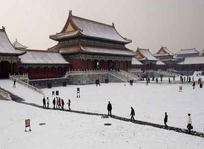 Decenas de personas visitan la Ciudad Prohibida de Pekín, cubierta de nieve