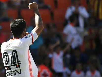 FOTO: Garay celebra uno de sus goles a Osasuna. / VÍDEO: Declaraciones del entrenador del Valencia, Voro González.