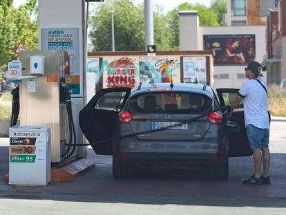 Un hombre reposta en una gasolinera, a 13 de mayo de 2022, en Madrid (España).
