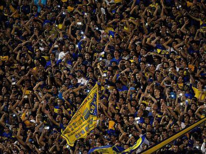 La hinchada de Boca celebra la vuelta al triunfo de su equipo.