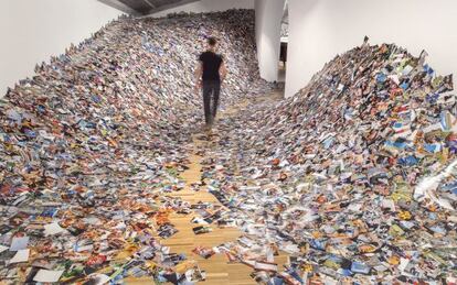 Instalación '24 hrs in photos' de Eric Kessel