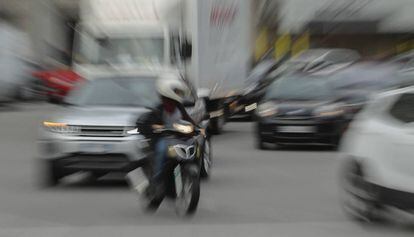 Un motorista circulando por el centro de Barcelona