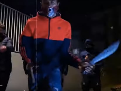 Un videoclip asociado a la banda de los Dominican Don't Play en el que aparece un joven con un machete, subido a una plataforma. Al fondo, el condenado mayor de edad por el homicidio de Isaac López.