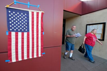 Votantes salen un centro en Rosemead, California, tras depositar su voto en las primarias demócratas.