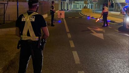 Imagen de la policía local de Sueca durante un control.