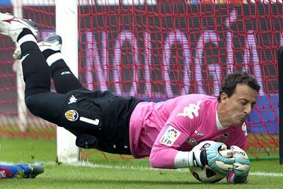 César bloca el balón durante un partido con el Valencia.