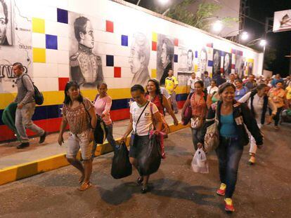 Miles de venezolanos hacen fila para cruzar a Colombia horas antes de la apertura oficial.