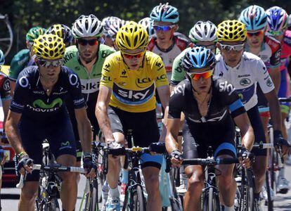 Chris Froome, con el maillot amarillo, pedalea frente al pelotón durante la novena etapa del Tour de Francia el 7 de julio de 2013.