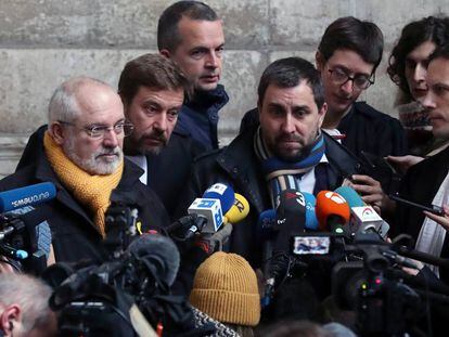 Los exconsejeros Lluís Puig y Toni Comín, junto a sus abogados, Simon Bekaert y Christophe Marchand, a la salida del Palacio de Justicia de Bruselas, este viernes.