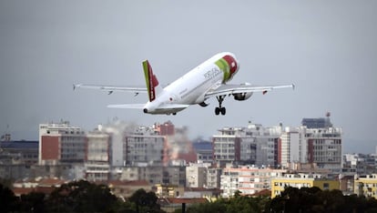 Un avión de la aerolínea TAP despega del aeropuerto de Lisboa.