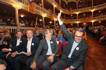 El líder de Democràcia i Llibertat Artur Mas i el candidat Francesc Homs, durant l'acte electoral que la formació va celebrar al Teatre Bartina, a Reus.