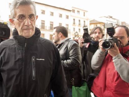 El padre Román, a su llegada a la Audiencia Provincial de Granada, el pasado marzo.