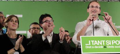 A la derecha, el candidato de ICV-EUiA a la presidencia de la Generalitat, Joan Herrera, comparece tras conseguir 13 esca&ntilde;os. 