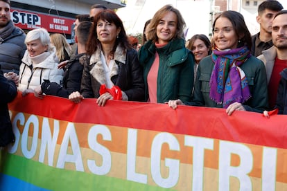 (De izquierda a derecha) La secretaria segunda de la Mesa del Congreso Isaura Leal, junto a la ministra de Igualdad Ana Redondo y la portavoz del PSOE en el Ayuntamiento de Madrid, Reyes Maroto en la concentración #Niunpasoatras convocada en Madrid, este domingo, en defensa de los derechos LGTBIQ+.