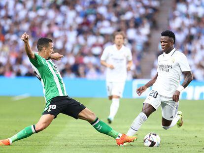 Vinicius Junior of Real Madrid and Luiz Felipe of Real Betis in action during the Spanish League, La Liga Santander, football match played between Real Madrid and Real Betis Balompie at Santiago Bernabeu stadium on September 03, 2022 in Madrid, Spain.
AFP7 
03/09/2022 ONLY FOR USE IN SPAIN