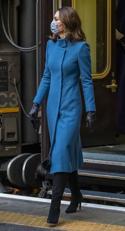 Aquí podemos verla al día siguiente en su llegada a la estación de Waverley de Edimburgo. El espectacular abrigo de color azul cerúleo es un diseño de la diseñadora Catherine Walker.