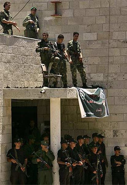Policías palestinos vigilan la entrada del Parlamento en Ramala.