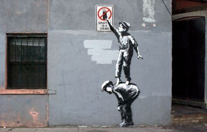 El primer grafiti de Banksy que se puede ver en la muestra de las calles de Nueva York. 