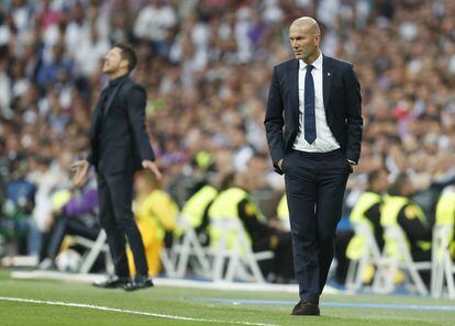 El entrenador del Real Madrid Zidane (d) y el entrenador del Atlético de Madrid Simeone (i) en un momento del partido.