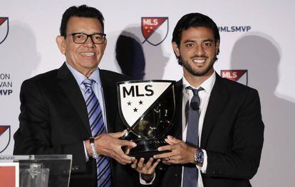 El beisbolista Fernando Valenzuela otorga el MVP a Carlos Vela, este lunes en Los Ángeles.
