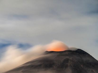 Vista del volcán Popocatépetl la madrugada del 28 de marzo 2024.