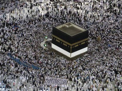 Una multitud de peregrinos se prepara para dar vueltas alrededor de la Kaaba, el santuario m&aacute;s sagrado del Islam, en la Gran Mezquita de La Meca. 