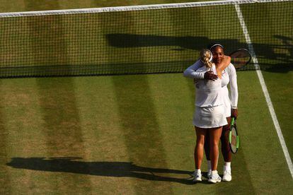 Kerber saluda a Serena tras la victoria en la final femenina. 