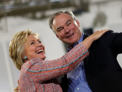 Hillary Clinton junto a Tim Kaine durante un acto de campa&ntilde;a en Virginia. 