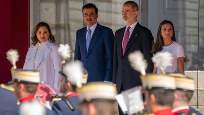 La jequesa, el emir y los Reyes, durante el desfile militar celebrado en el Palacio Real de Madrid.