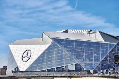 Mercedes-Benz Stadium de los Atlanta Falcons (a la derecha) está considerado uno de los más avanzados del mundo.