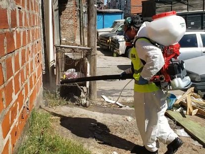 Un equipo gubernamental desinfecta las calles y las casas de un barrios popular en Argentina para combatir el dengue.