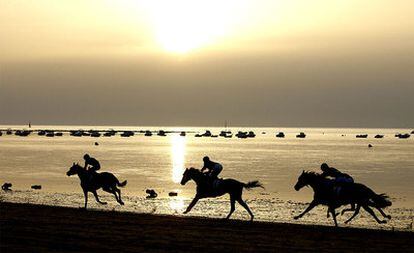 Las carreras de caballos en la playa de Sanlúcar de Barrameda se alargan hasta que cae el sol para dejar vistas únicas.