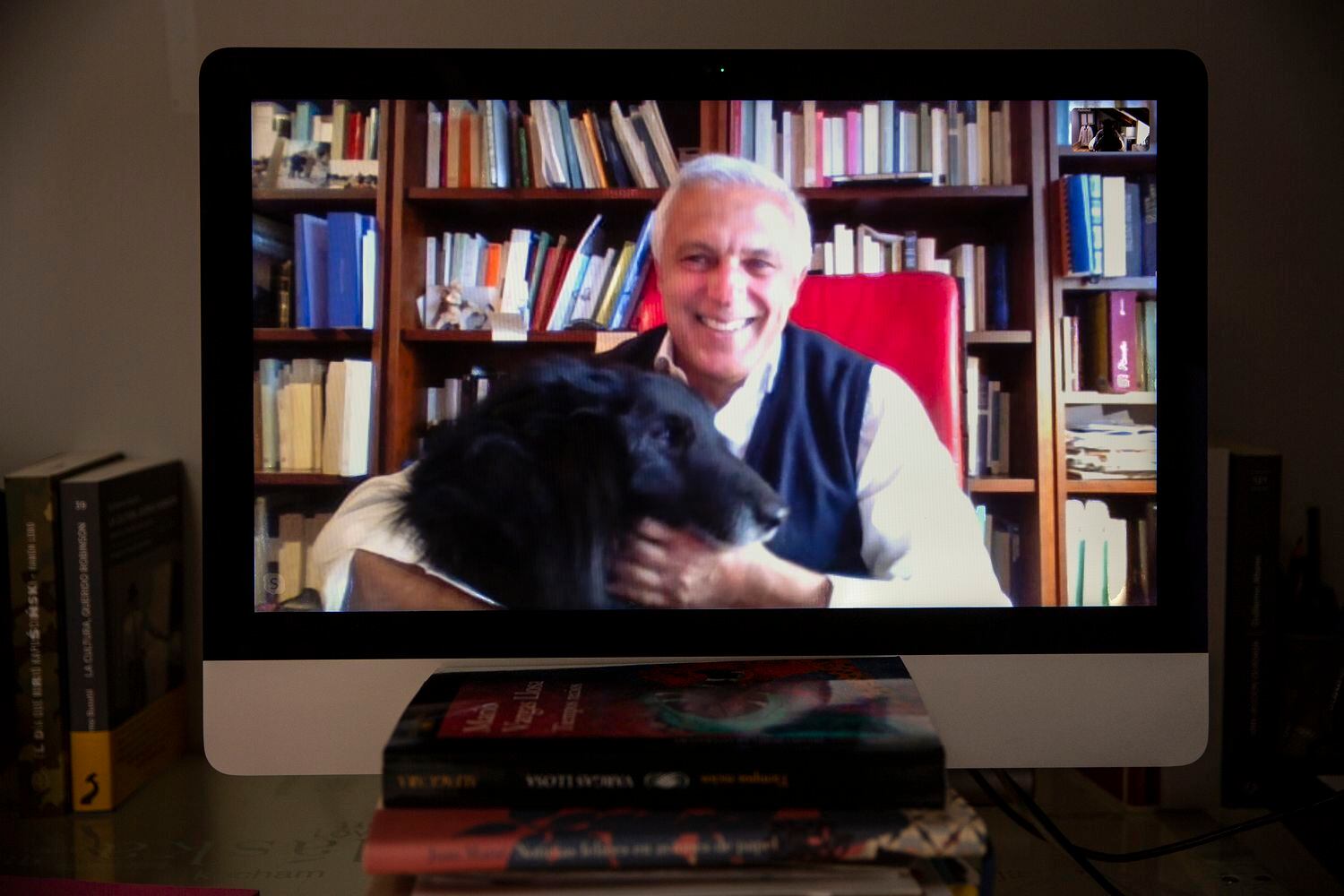 El esritor Nuccio Ordine, con su perro,  durante una llamada por Skype desde su casa en Italia.