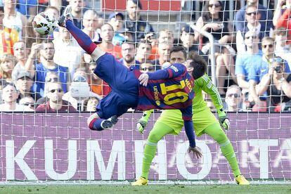 Messi golpea el balón de chilena ante Diego Alves, el pasado sábado en el Camp Nou.