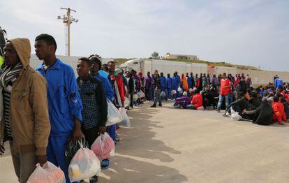 Files d'immigrants a l'illa de Lampedusa.