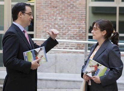 Los autores Fernando Vidal y Rosalía Mota antes de la presentación del estudio Infancia en España 2008